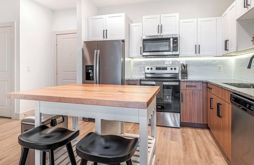 Sanford Apartment | Landing | Modern 2BD, Courtyard, Gym