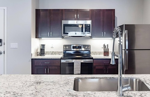 Greenwich Apartment | Landing | Modern 2BD, Courtyard, Game Room