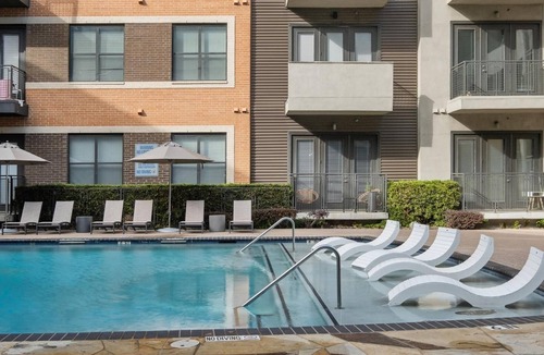 Dallas Design District Apartment | Landing | Modern 2BD, Courtyard, Pool