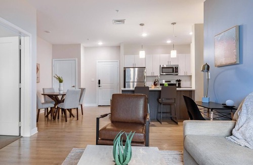 Windsor Apartment | Landing | Modern 2BD, Gym, Pool