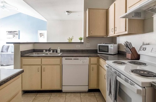 Southbelt/Ellington Apartment | Landing | Modern 2BD, Game Room, Gym