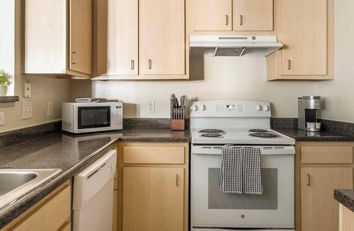 Southbelt/Ellington Apartment | Landing | Modern 2BD, Game Room, Gym