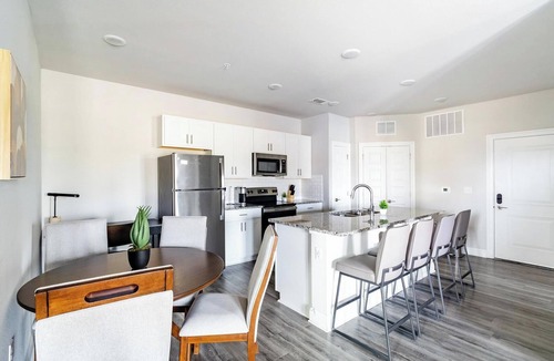 Harvey Apartment | Landing | Modern 2BD, Gym, Clubhouse