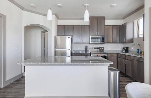 Manor Apartment | Landing | Modern 2BD, Gym, Courtyard