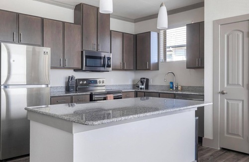 Manor Apartment | Landing | Modern 2BD, Gym, Courtyard