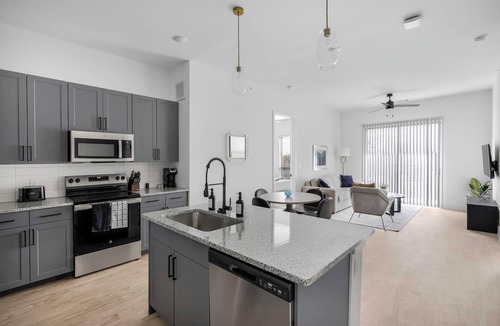 Denton Apartment | Landing | Modern 2BD, Gym, Pool