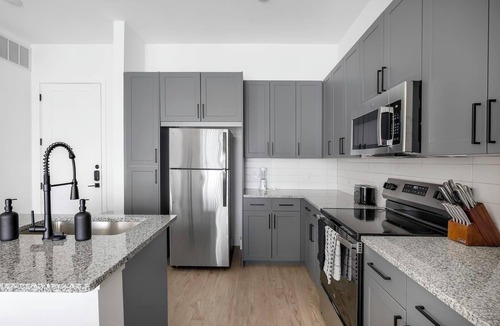 Denton Apartment | Landing | Modern 2BD, Gym, Pool