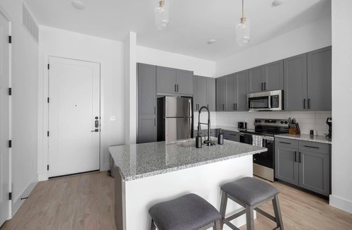 Denton Apartment | Landing | Modern 2BD, Gym, Pool