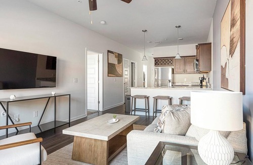 Bloomingdale Apartment | Landing | Modern 2BD, Gym, Pool