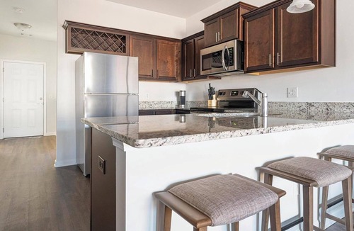 Bloomingdale Apartment | Landing | Modern 2BD, Gym, Pool