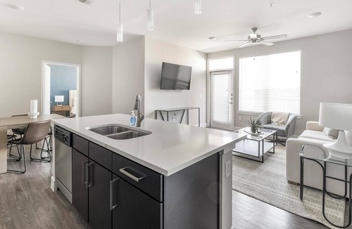 Allen Apartment | Landing | Modern 2BD, Gym, Pool
