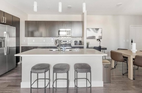 Allen Apartment | Landing | Modern 2BD, Gym, Pool