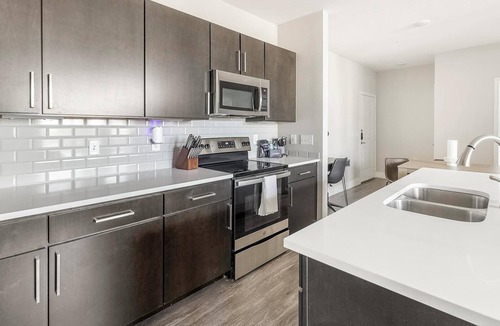 Allen Apartment | Landing | Modern 2BD, Gym, Pool