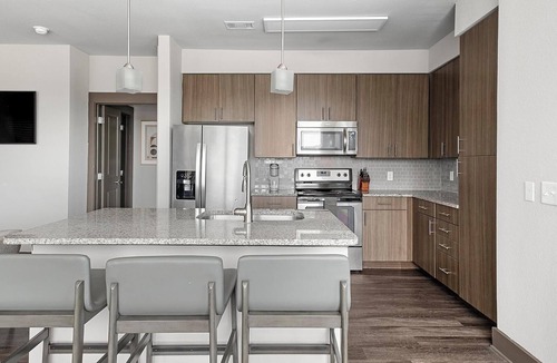 Memorial Apartment | Landing | Modern 2BD, Gym