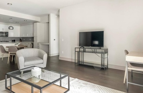 Houston Apartment | Landing | Modern 2BD, Gym, Pool