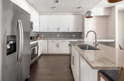 Houston Apartment | Landing | Modern 2BD, Gym, Pool