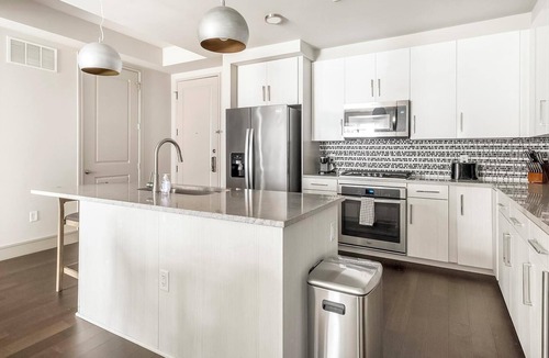 Houston Apartment | Landing | Modern 2BD, Gym, Pool