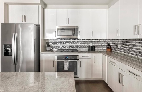 Houston Apartment | Landing | Modern 2BD, Gym, Pool