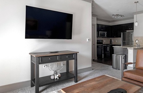 George Bush Park/Eldridge Apartment | Landing | Modern 2BD, Gym, Pool
