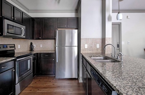 George Bush Park/Eldridge Apartment | Landing | Modern 2BD, Gym, Pool