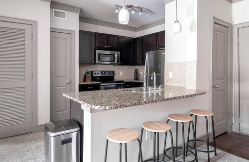 George Bush Park/Eldridge Apartment | Landing | Modern 2BD, Gym, Pool