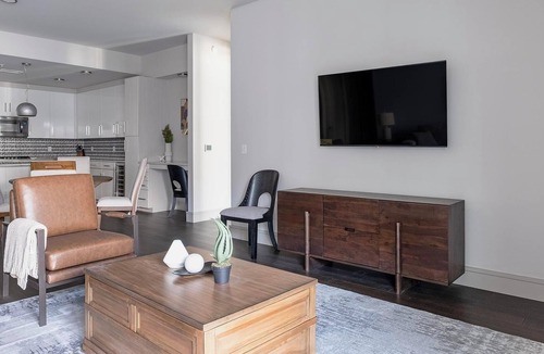 Houston Apartment | Landing | Modern 2BD, Gym, Pool