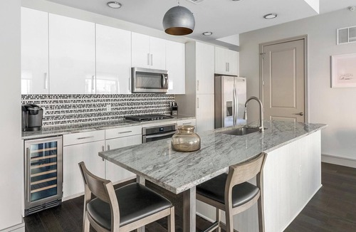 Houston Apartment | Landing | Modern 2BD, Gym, Pool