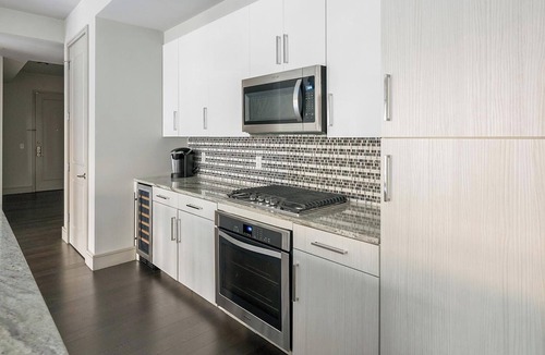 Houston Apartment | Landing | Modern 2BD, Gym, Pool