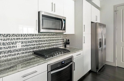 Houston Apartment | Landing | Modern 2BD, Gym, Pool
