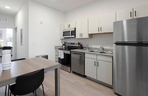 Lakeland Apartment | Landing | Modern 2BD, Gym, Pool