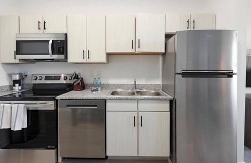 Lakeland Apartment | Landing | Modern 2BD, Gym, Pool