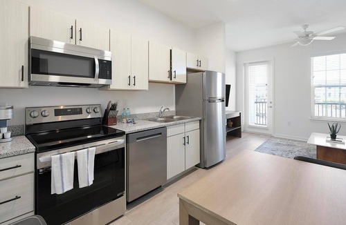 Lakeland Apartment | Landing | Modern 2BD, Gym, Pool