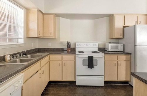 Southbelt/Ellington Apartment | Landing | Modern 2BD, Gym, Game Room