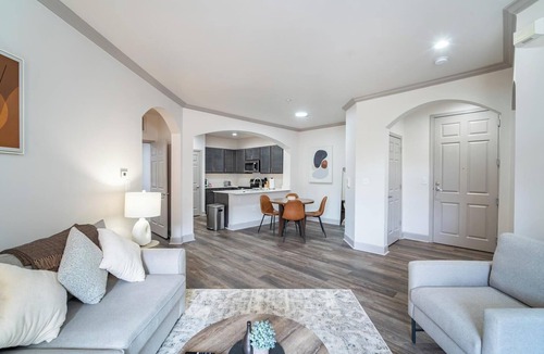 Corryville Apartment | Landing | Modern 2BD, Pool, Gym