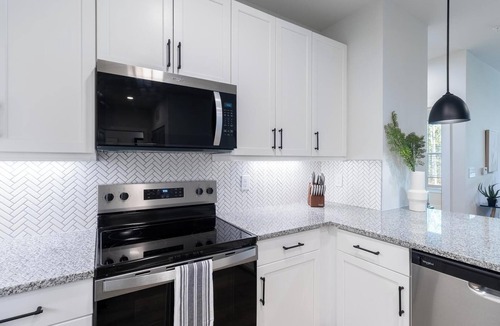 Freeport Apartment | Landing | Modern 2BD, Pool, Gym