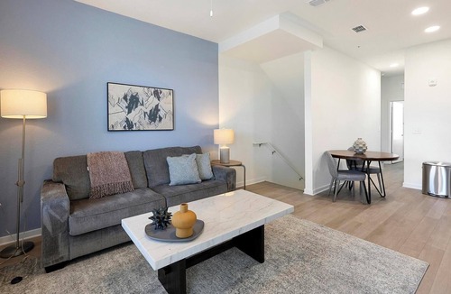 Lakeland Apartment | Landing | Modern 2BD, Pool, Gym