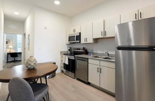 Lakeland Apartment | Landing | Modern 2BD, Pool, Gym