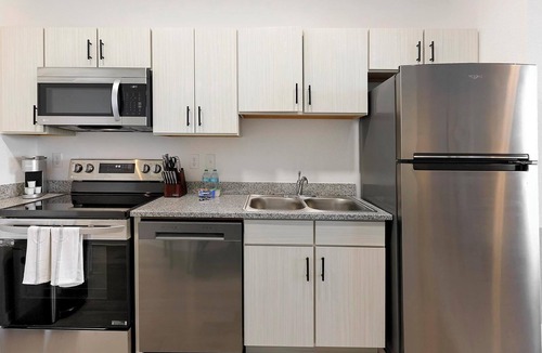 Lakeland Apartment | Landing | Modern 2BD, Pool, Gym