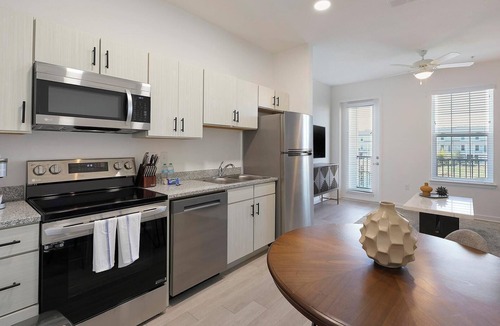 Lakeland Apartment | Landing | Modern 2BD, Pool, Gym