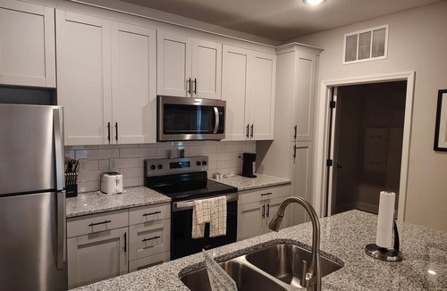 Newberry Apartment | Landing | Modern 2BD, Pool, Gym