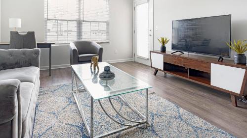 Bloomingdale Apartment | Landing Modern 2BD Pool Gym