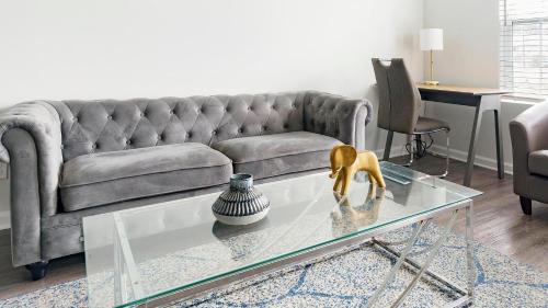 Bloomingdale Apartment | Landing Modern 2BD Pool Gym