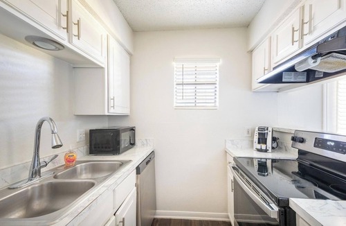 Denton Apartment | Landing | Modern 2BD, Pool, Courtyard