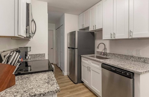 DeSoto Apartment | Landing | Modern 2BD, Pool, Tennis Court