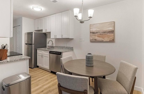 DeSoto Apartment | Landing | Modern 2BD, Pool, Tennis Court