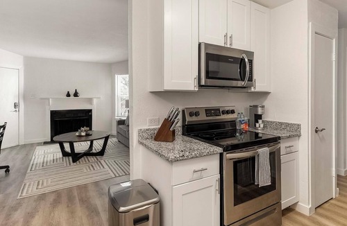 DeSoto Apartment | Landing | Modern 2BD, Pool, Tennis Court