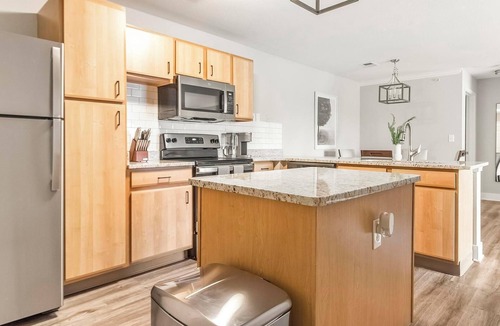 Eureka Apartment | Landing | Modern 2BD, Pool, Gym