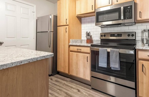 Eureka Apartment | Landing | Modern 2BD, Pool, Gym