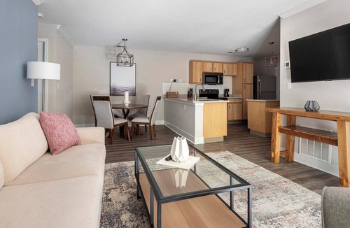 Eureka Apartment | Landing | Modern 2BD, Pool, Clubhouse