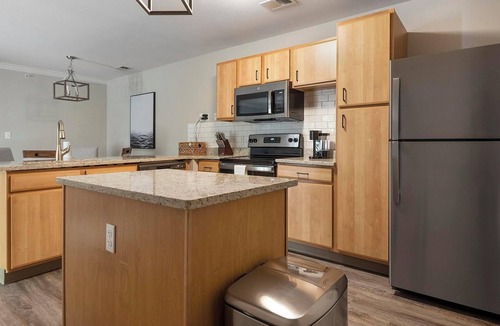 Eureka Apartment | Landing | Modern 2BD, Pool, Clubhouse